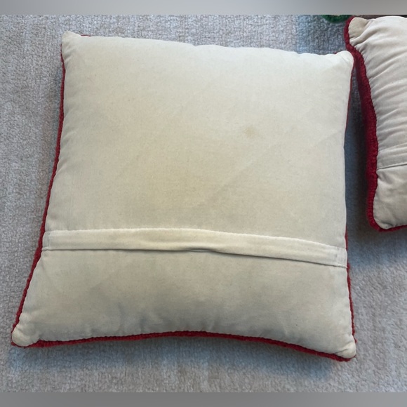 BUNDLE OF (5) HANDMADE WOOL HOOKED CHRISTMAS PILLOWS - Picture 8 of 8